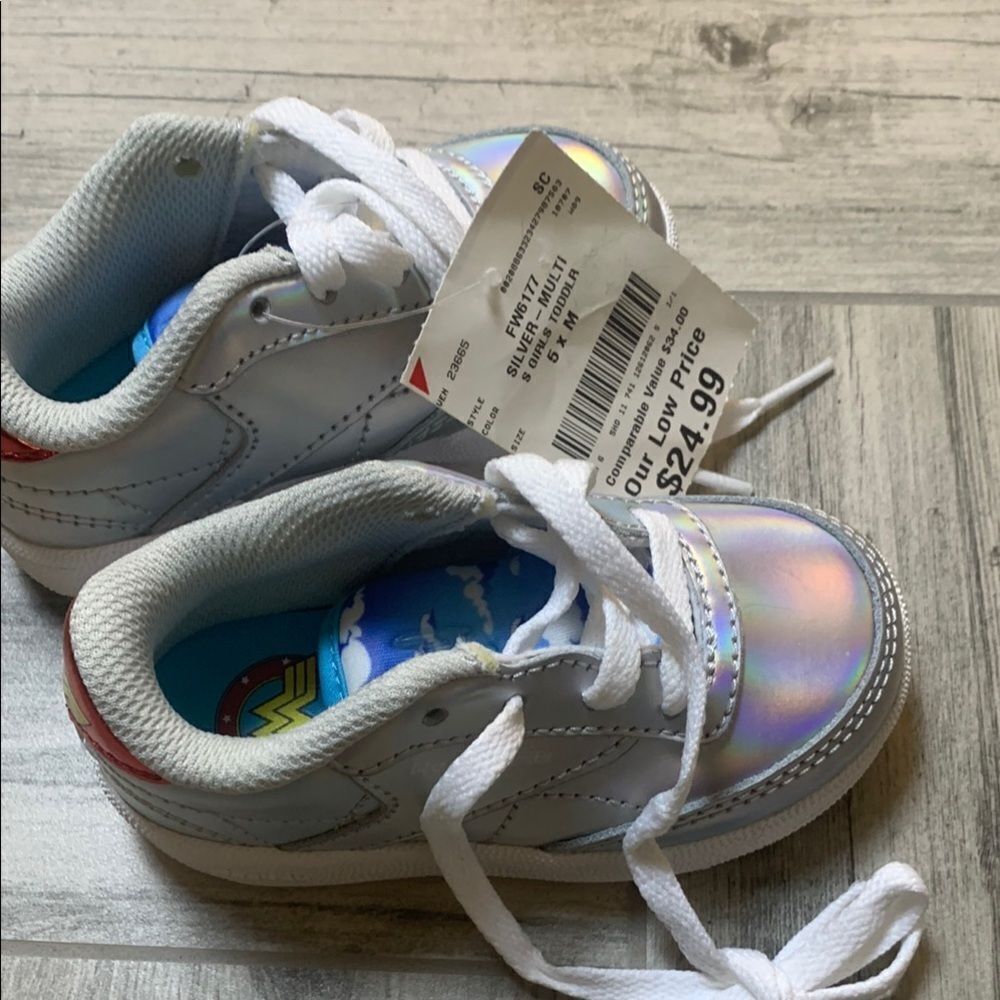 Reebok Silver and White Sneakers with Wonder Woman Accents Size 5 Baby - Picture 3 of 6